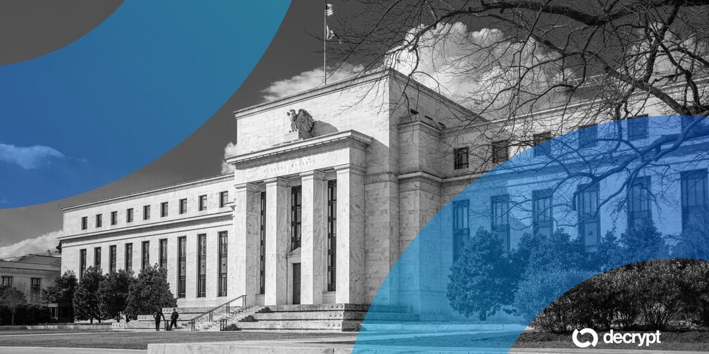 Fed's Top Banking Regulator Floats Allowing Staff to Hold Crypto
