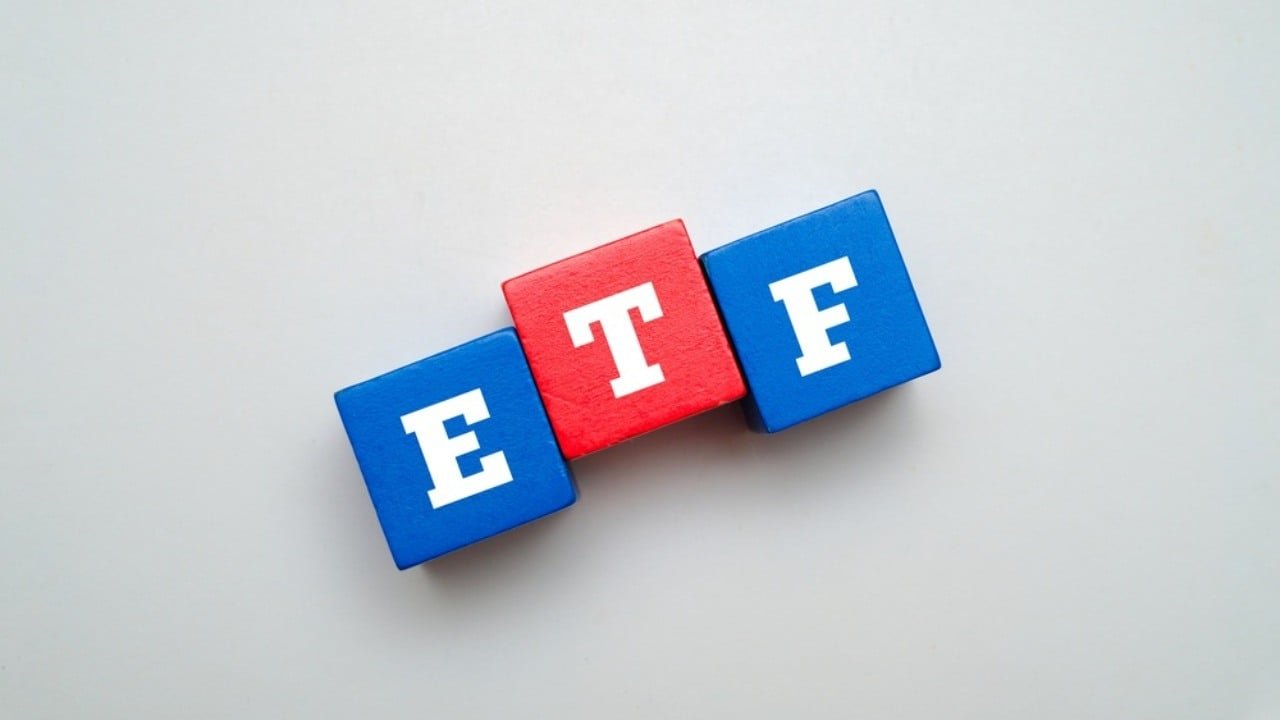Bitcoin ETFs Lose $696 Million as Blackrock and Fidelity Lead Broad Crypto Selloff